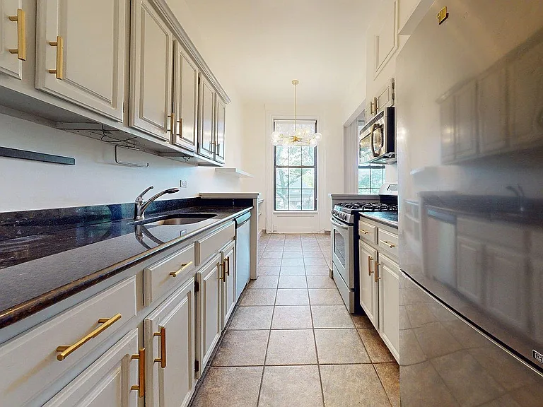 129 E 10th St #4 — Photo 4