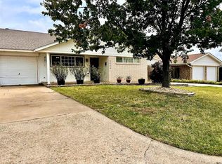 2004 Bellaire Dr, Moore, OK 73160
