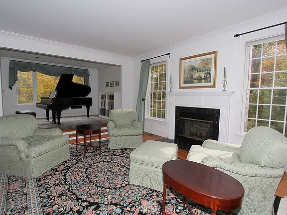 5th image of 35 Sunderland Ln