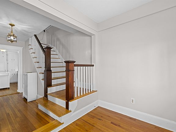 4th image of 35 Perkins St