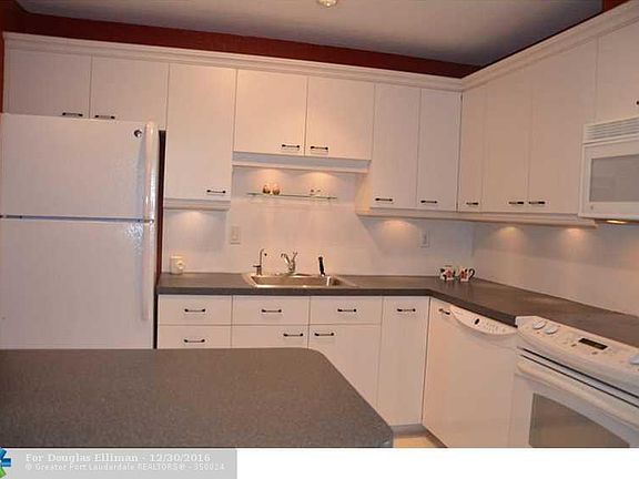 5th image of 6281 Bay Club Dr APT 2