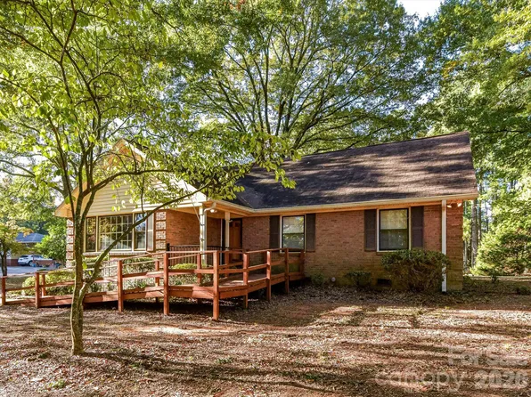 1806 Lakeview Dr, Pineville, NC 28134