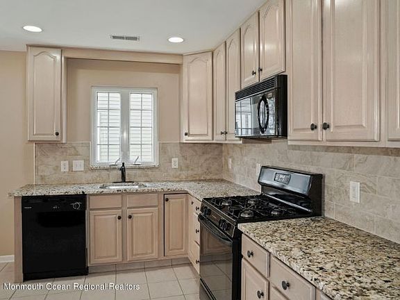 2nd image of 9 Baltusrol Dr