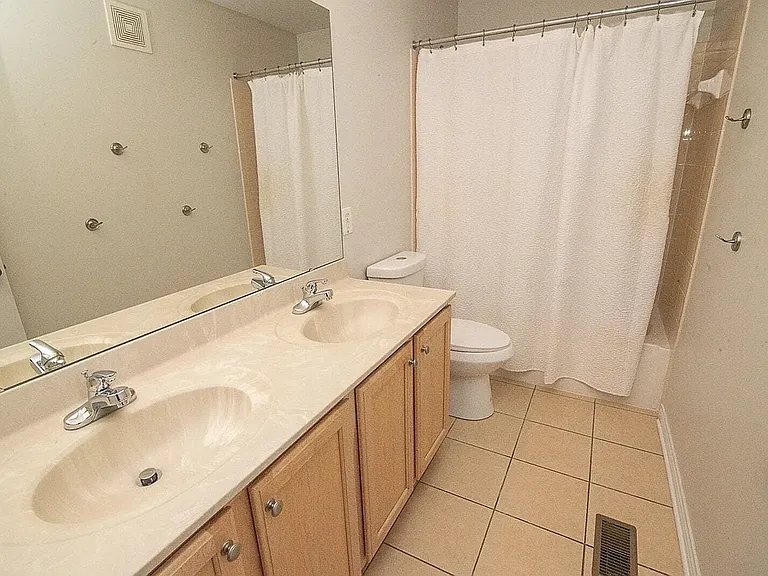 Upstairs bathroom by rooms 2,3 and 4