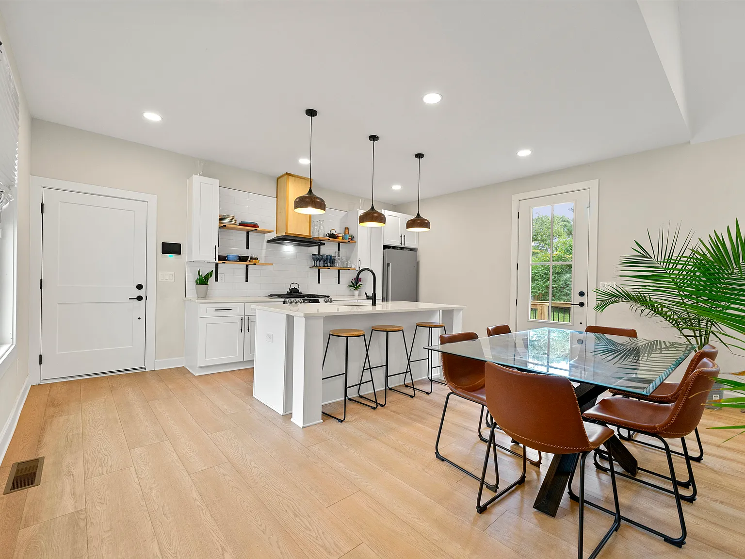 4 bed, 2.5 bath, 2000 sqft, $2,500 — Photo 4