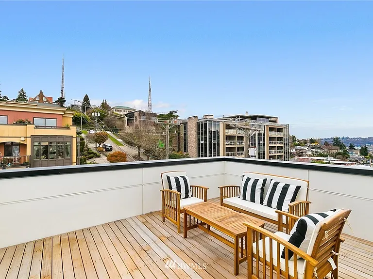 Spacious rooftop! Comes with a Gas Weber Grill purchased in 2022.