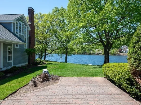 30 Eastern Point Dr Unit 30, Shrewsbury, MA 01545