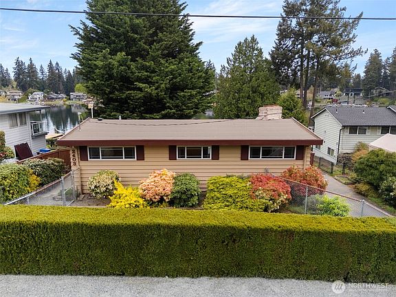 2nd image of 2403 185th Avenue E