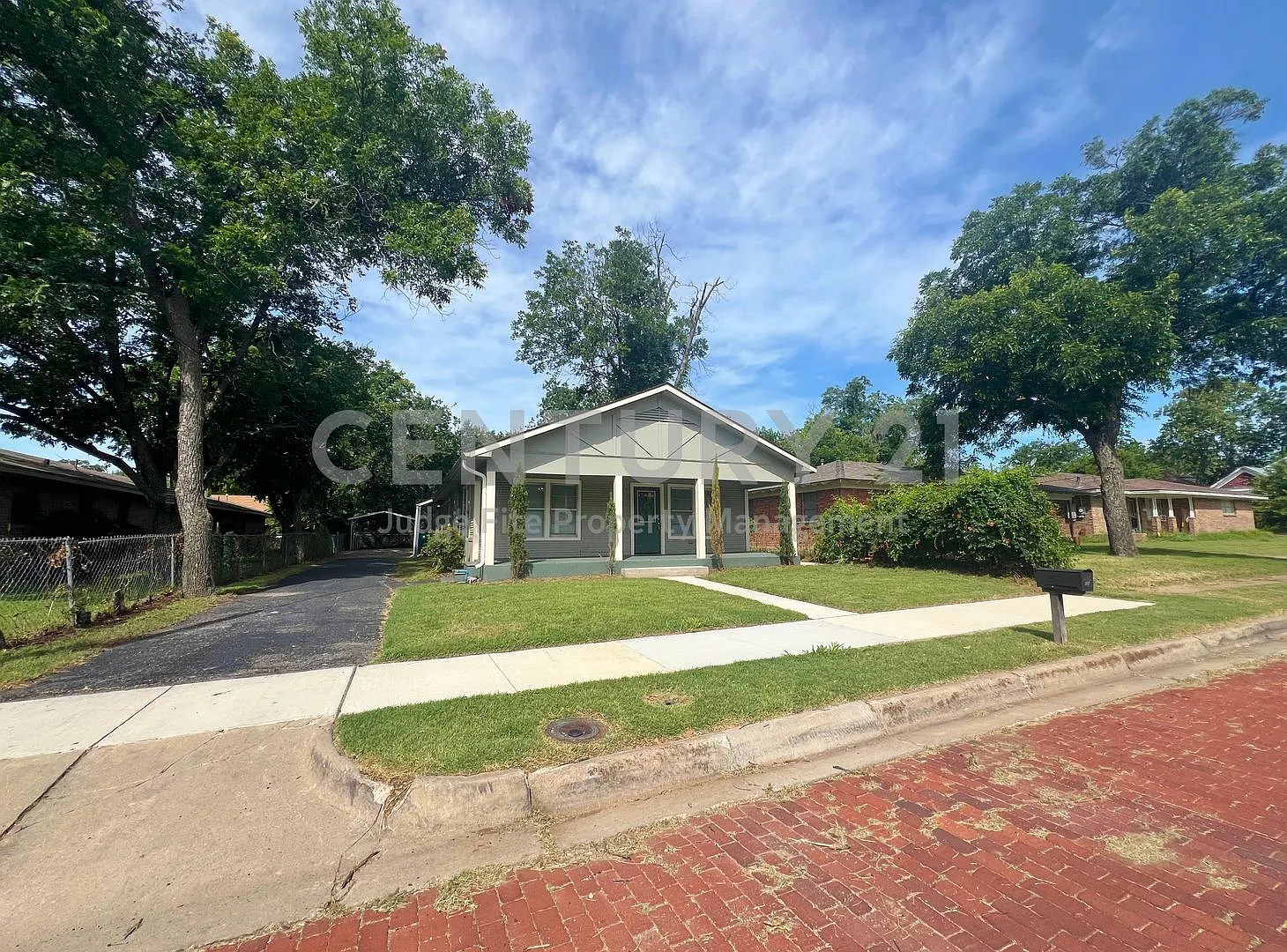 Beautifully Updated 3/2 Within Walking Distance to Tarleton State! — Photo 2