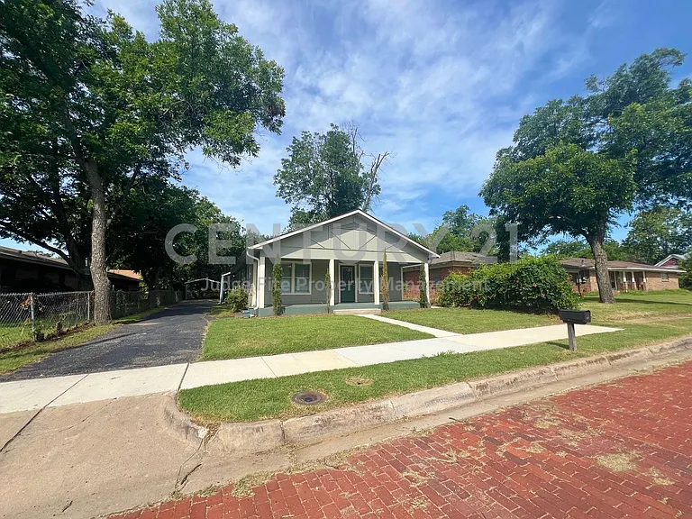 450 Everett St — Photo 2