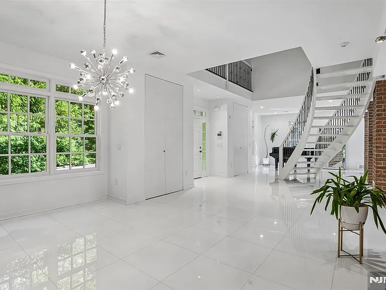 2B Paris Ave — Photo 4