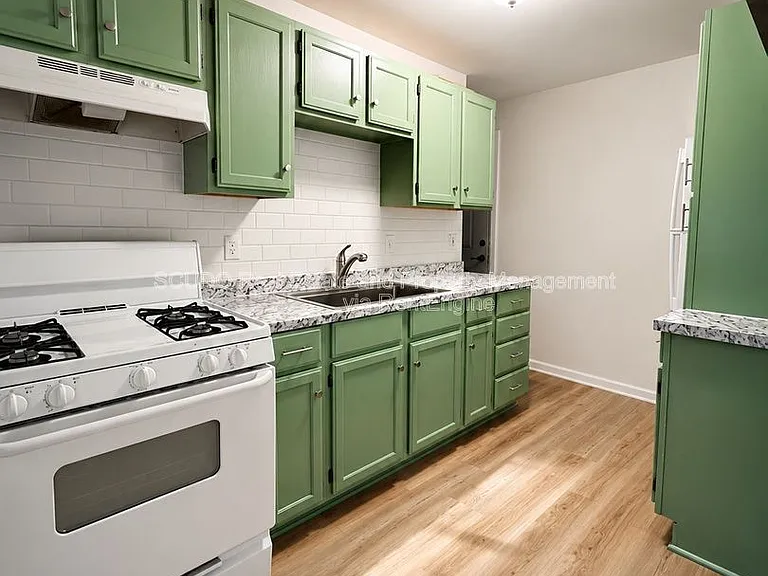 8400 Greenwood Rd — Photo 4