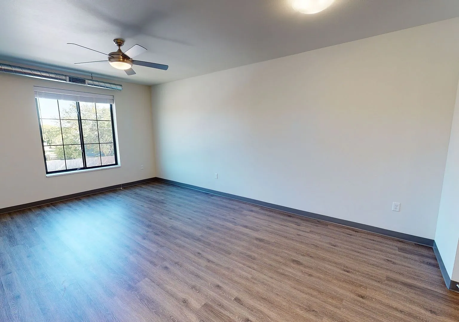 1520 NW Irvinedale Dr — Photo 2