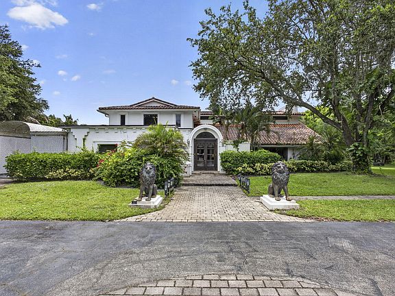 2nd image of 1030 Arabian Drive