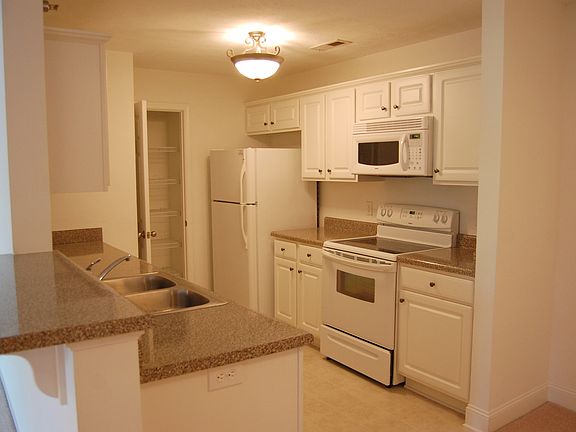 3rd image of 623 Wyndhurst Dr Unit 104