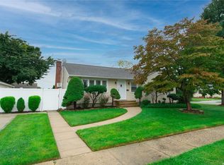 43 Michigan Dr, Hicksville, NY 11801