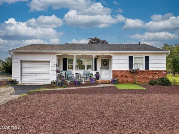 22 Brakenbury Court, Toms River, NJ 08757
