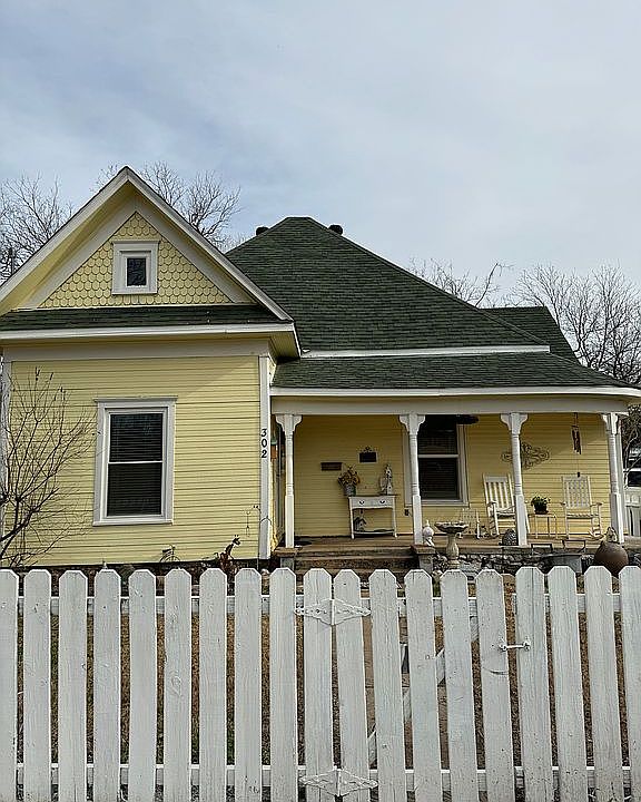 1st image of 302 W Franklin St