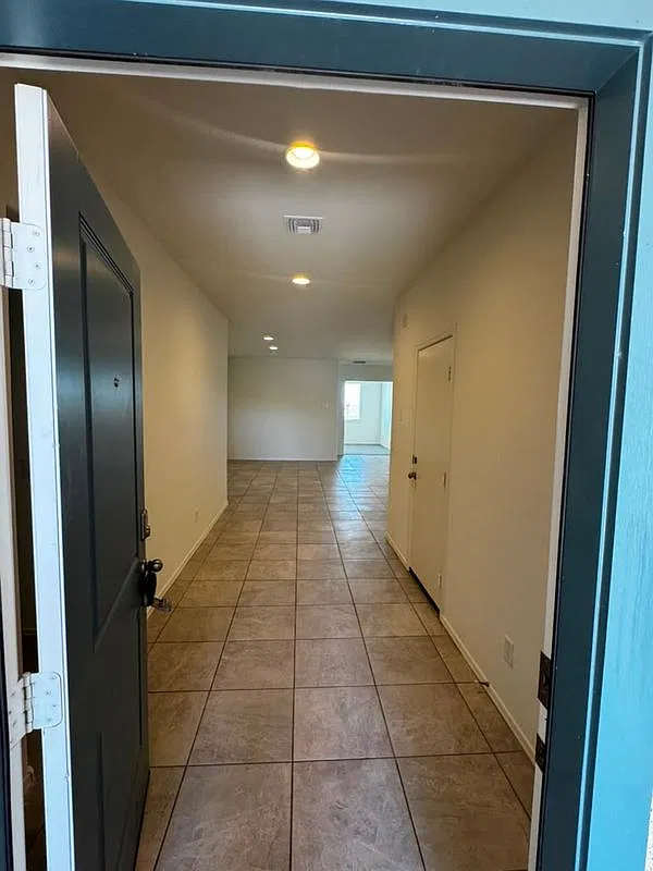 4 bed, 2.0 bath, 2338 sqft, $2,100 — Photo 2
