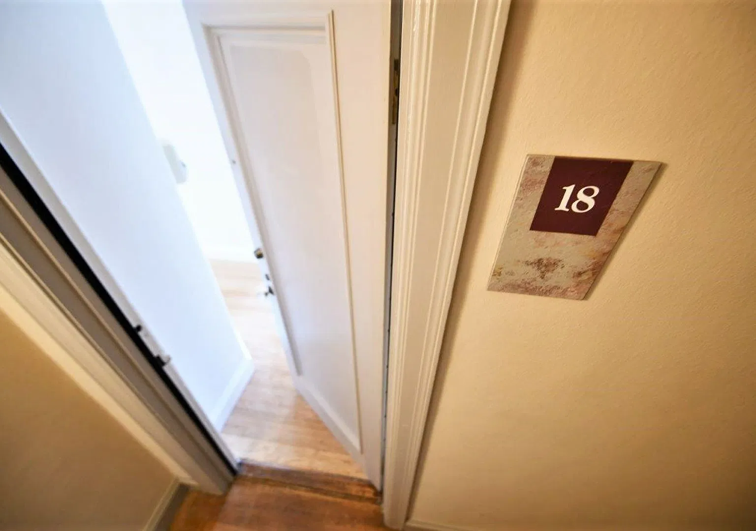 1p031 - 431 Lee Street — Photo 2