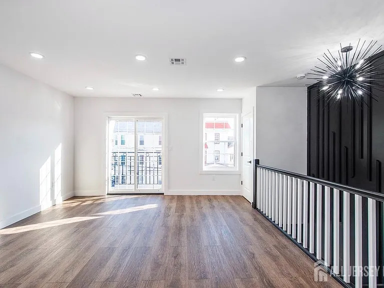 227 21st St — Photo 12