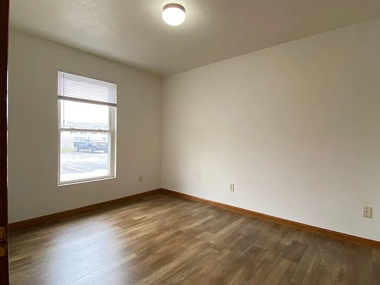 275 Woodridge Ct — Photo 36