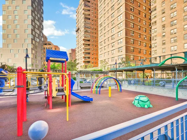 268 East Broadway image 31 of 38