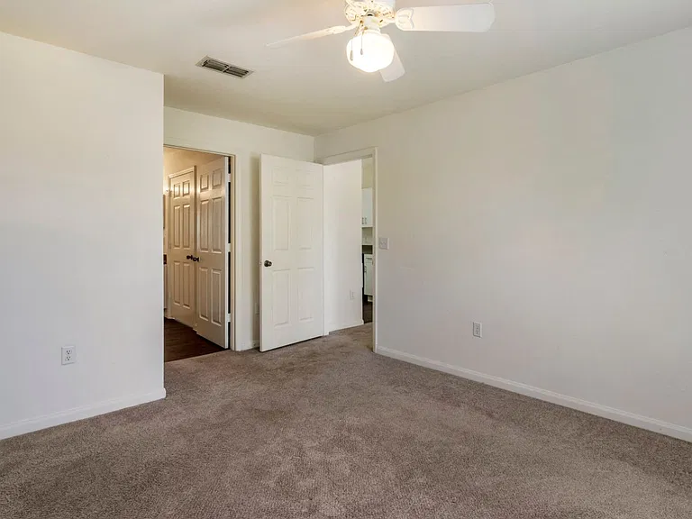 Woodridge Apartments — Photo 23