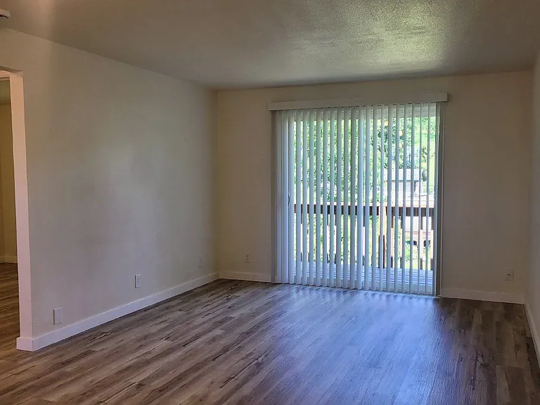 624 NE Housley Ave #6 — Photo 3