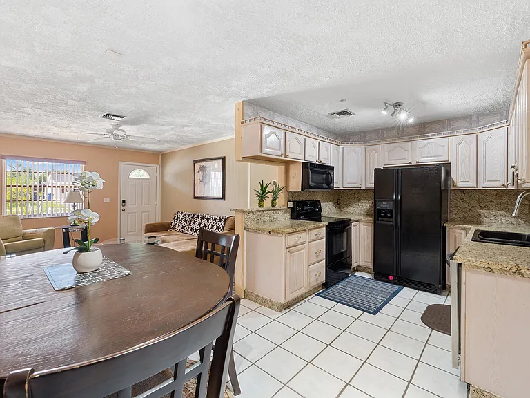 Kitchen & dining