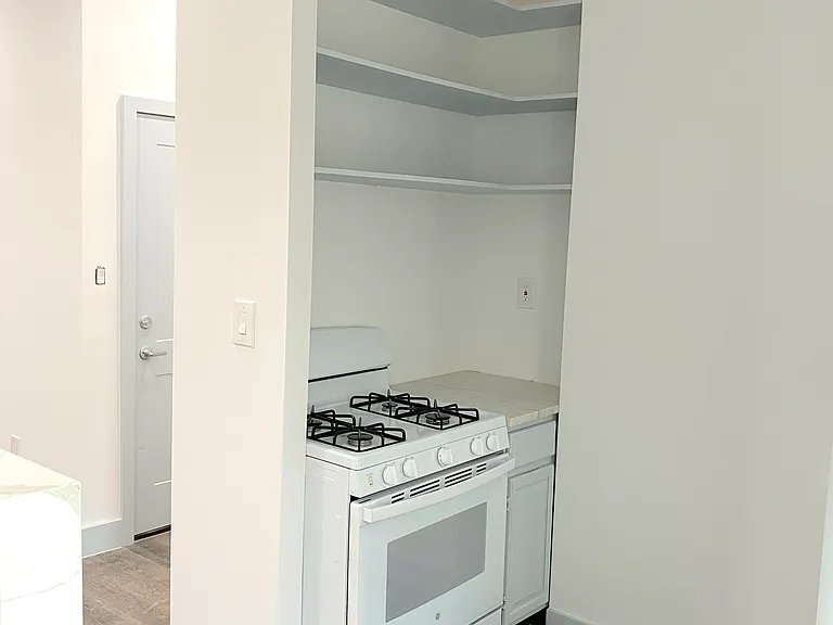 1918 Palmetto St #2R — Photo 3