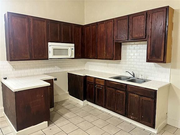 3rd image of 1541 N Broad St