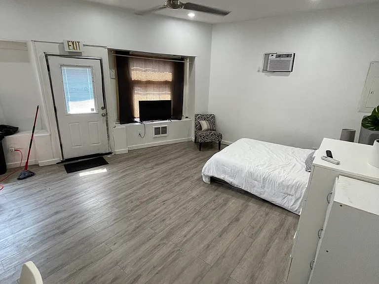 1810 Point Breeze Ave — Photo 6