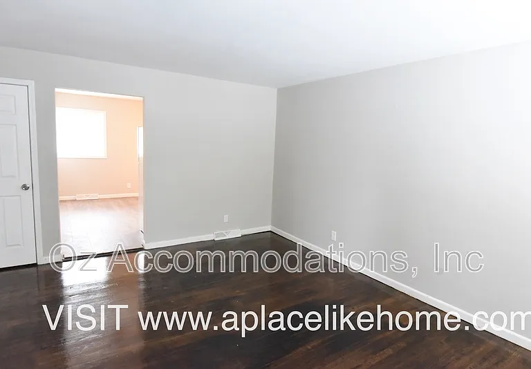 1109 S Appleton Ave — Photo 2