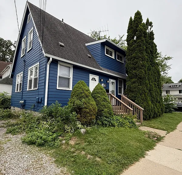 900 Woodlawn Ave — Photo 1
