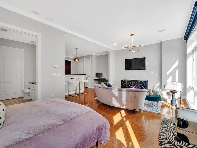 230 Tryon St #1104 — Photo 4
