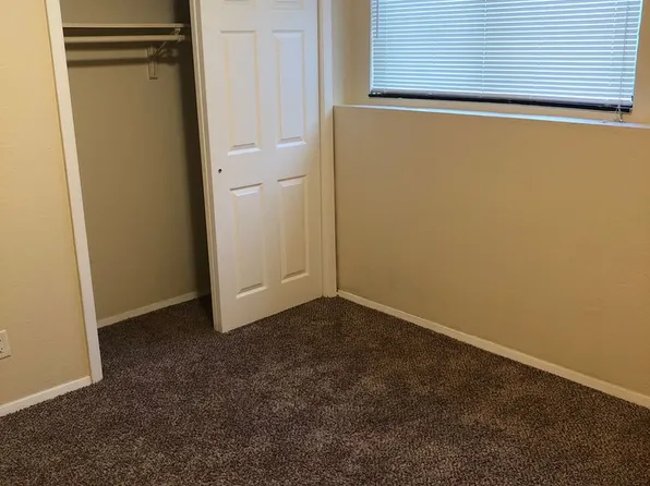 Oakland Apartments, 3300-3312 Oakland Rd NE #3300-02, Cedar Rapids, IA 52402