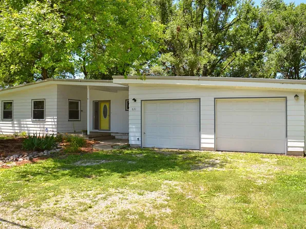 631 S 4th St, Osage City, KS 66523