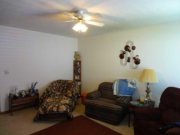 3rd image of 811 W Gaston Dr