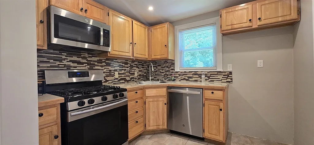 3 bed, 1.0 bath, 1000 sqft, $3,300 — Photo 1