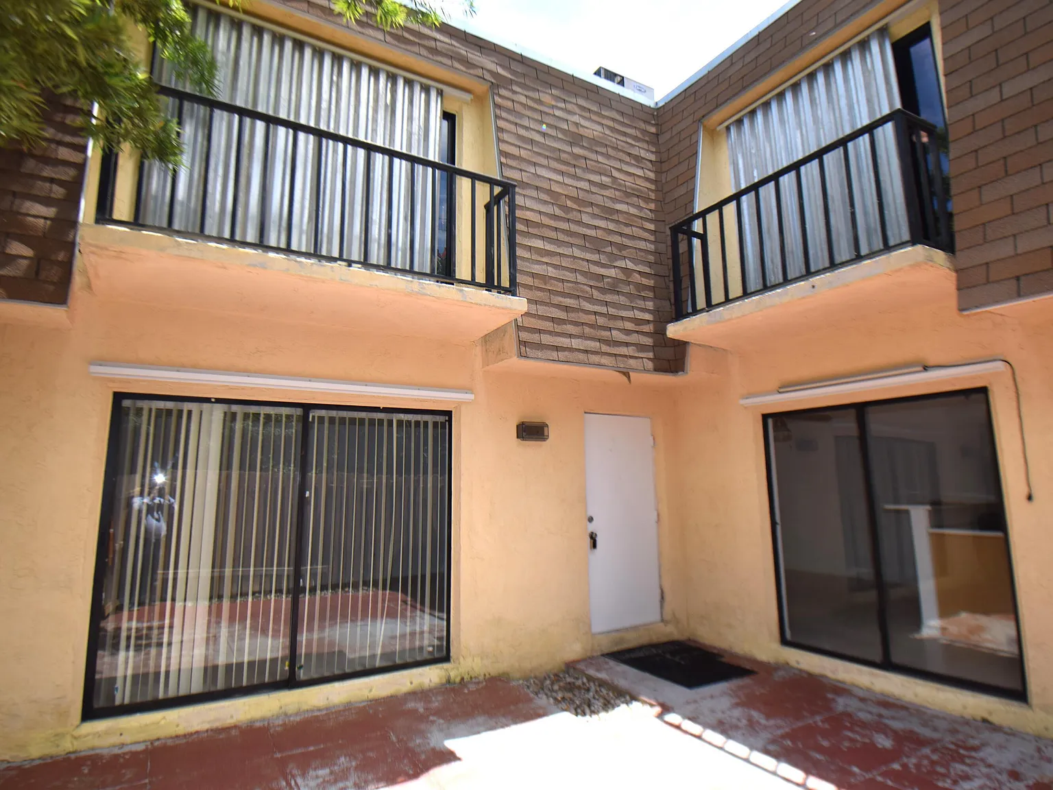 2 bed, 2.0 bath, 1302 sqft, $2,200 — Photo 2