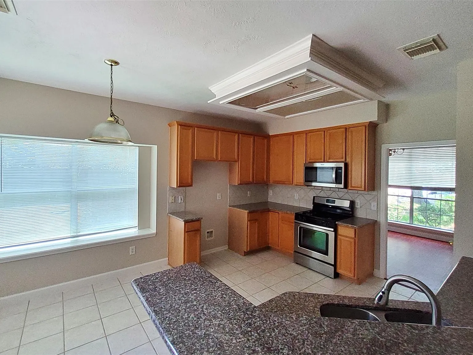4 bed, 2.5 bath, 2578 sqft, $2,600 — Photo 4