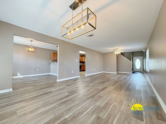 3rd image of 215 Twin Lakes Ln