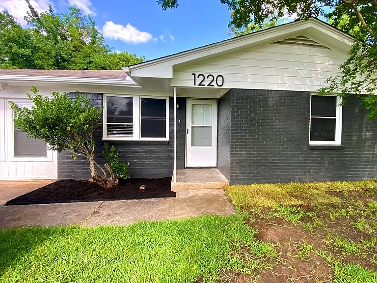 1220 Stuart Rd — Photo 1