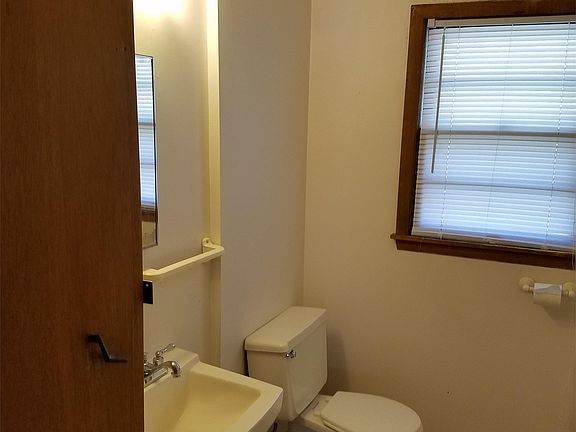 1105 Melrose - Full Bath
