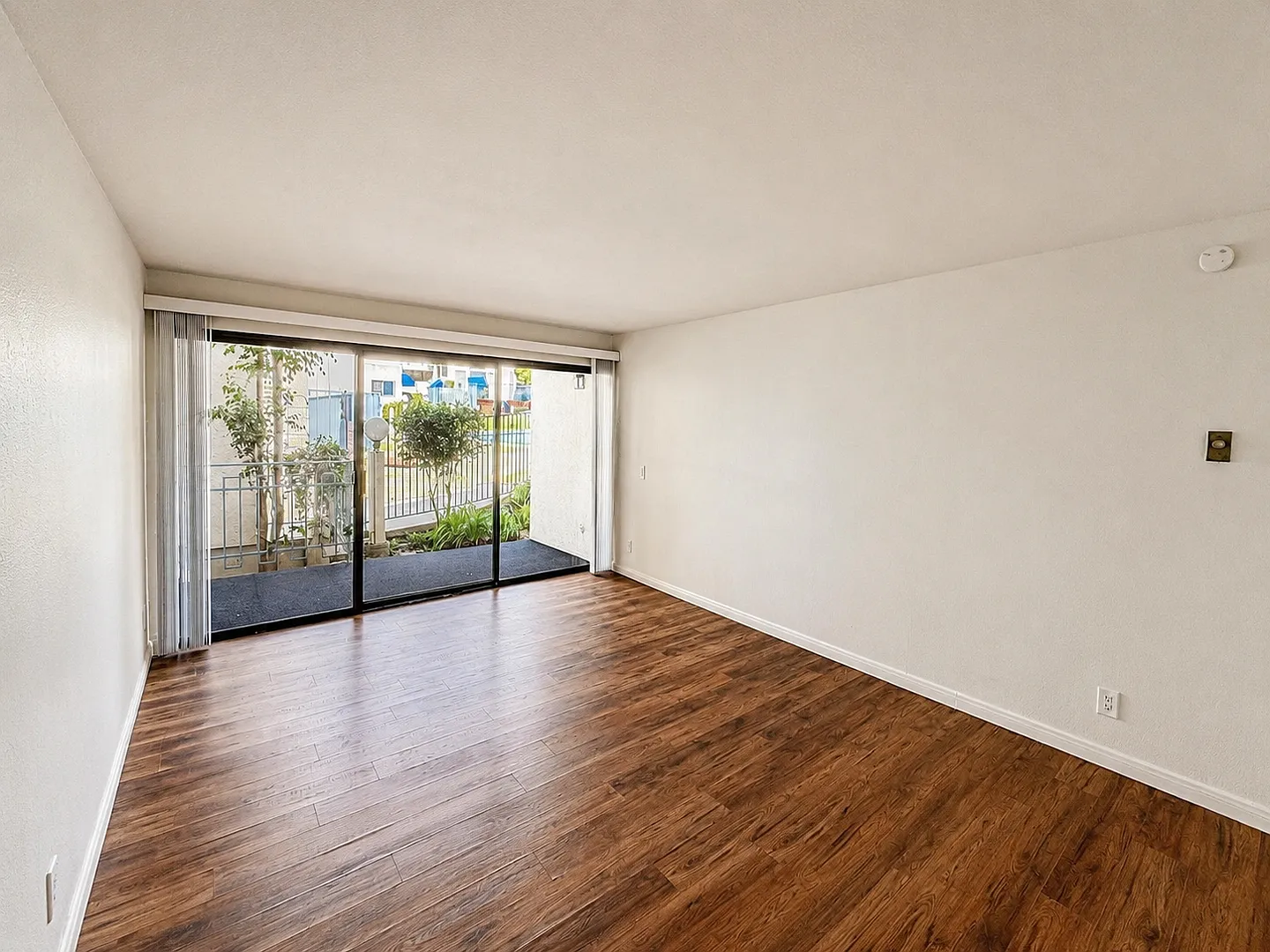Pines of La Jolla Condo, 2BR/2BA - Wood Floors - 2 Car Parking — Photo 2