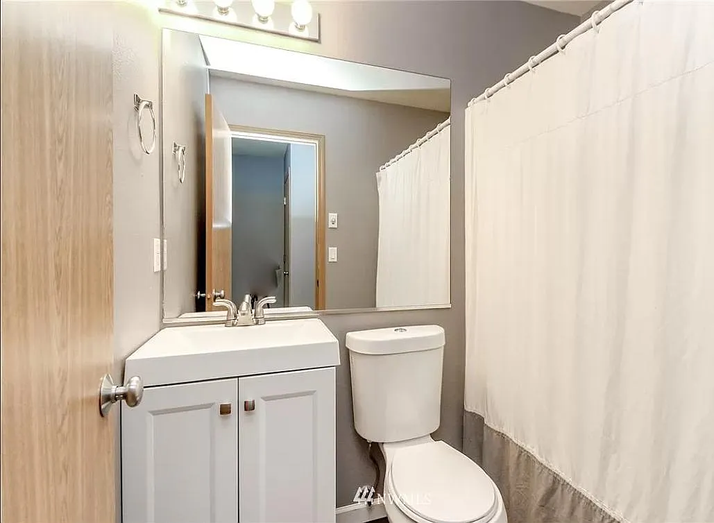 16115 Camden Dr E — Photo 2
