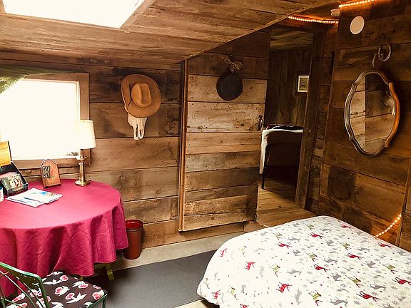 Entry bedroom Airbnb