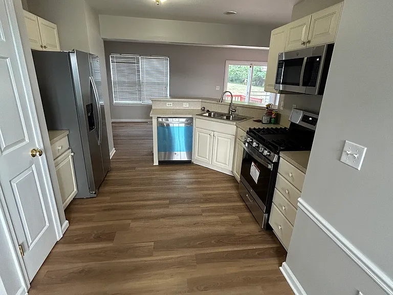 317 Royal Dr — Photo 3