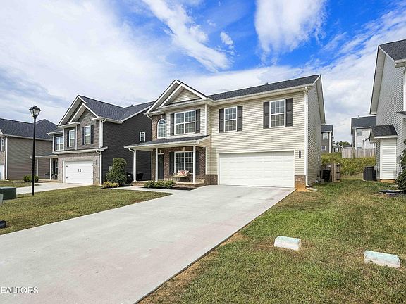 2nd image of 3024 Creekbend Ln